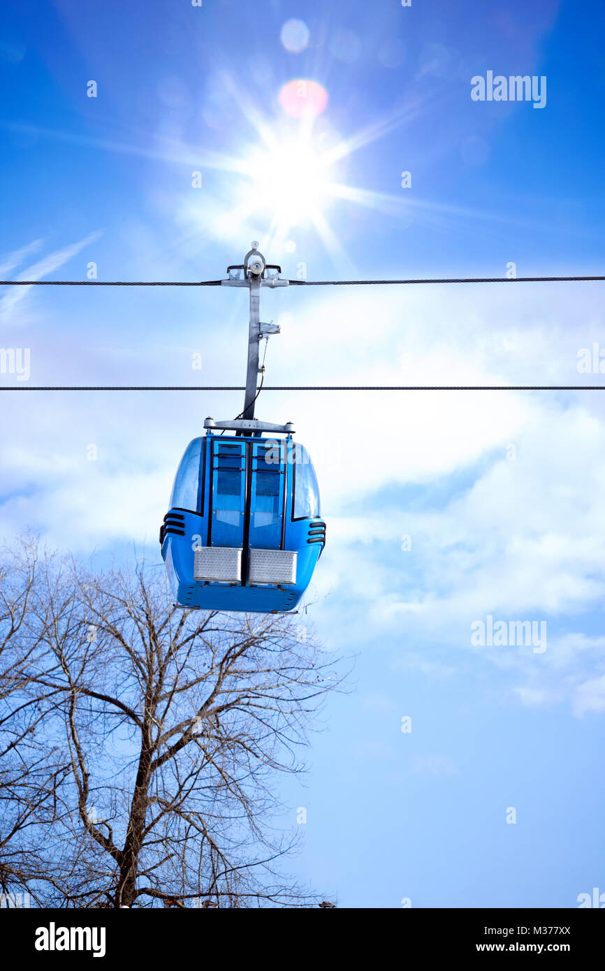 Blau Lift ski Hütte gegen den blauen Himmel Stockfoto