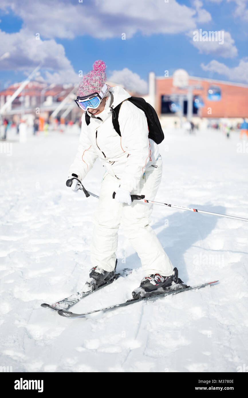 Junge Frau mit Ski stehen Stockfoto