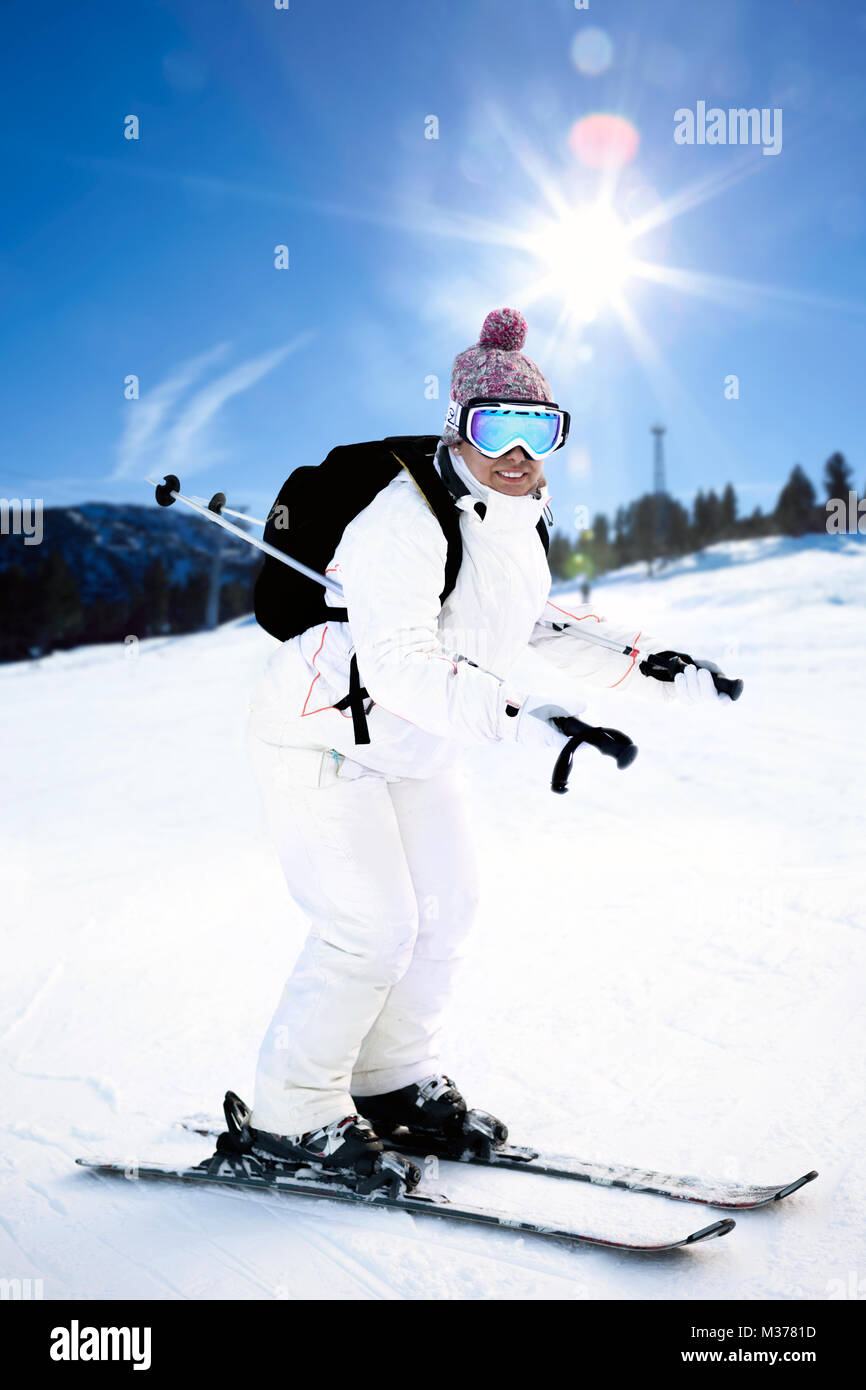 Skifahrer in den Bergen und sonnigen Tag Stockfoto