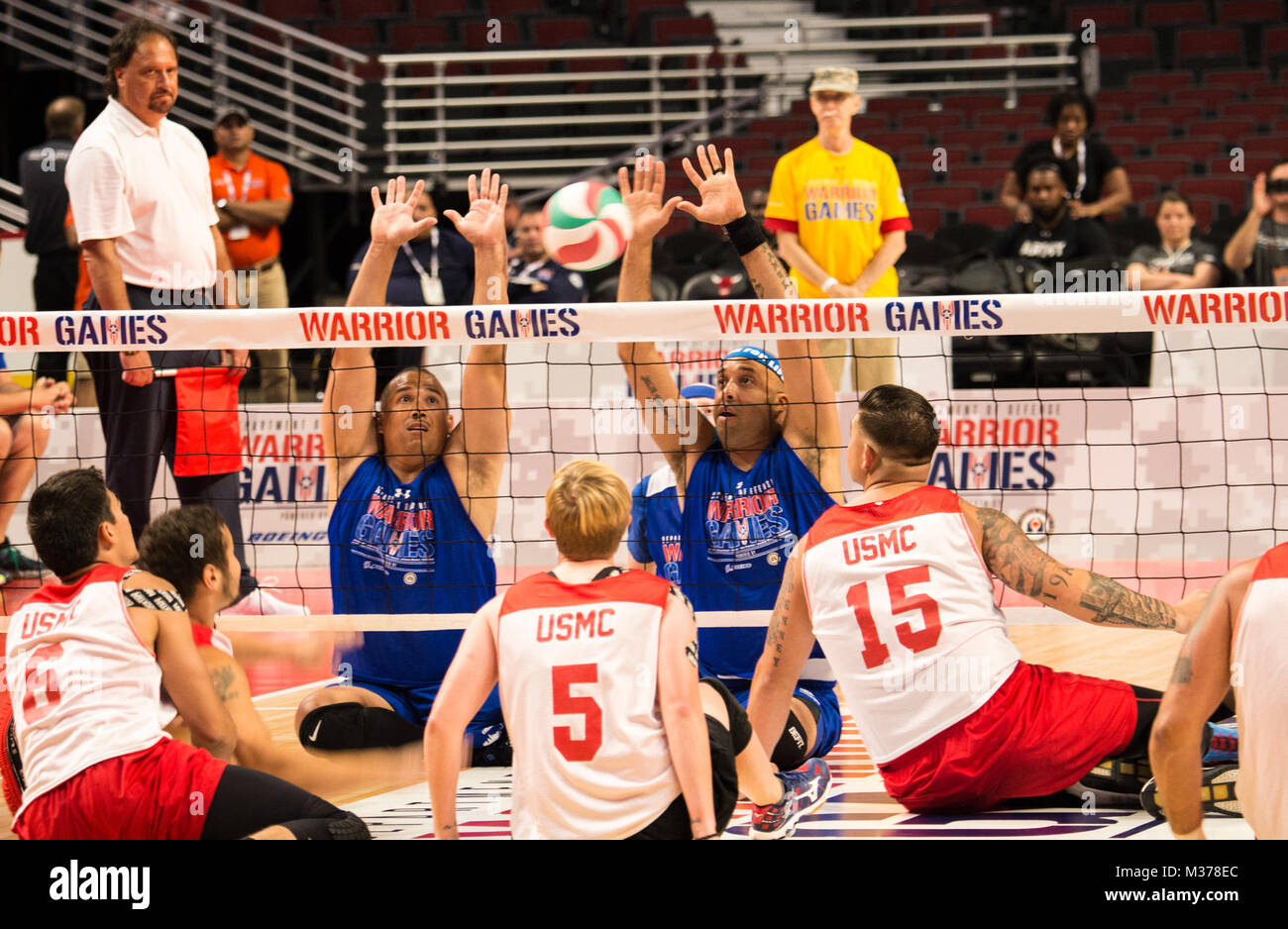 Us Air Force Master Sgt. Brian Williams (links), eine Sicherheitskräfte Truppe aus Sierra Vista, AZ. und Tech Sgt. Terrance Williams, ein Sicherheitskräfte Truppe von Kankakee, Illinois, versuchen Sie, den Volleyball über das Netz während der Sitzung volleyball Bronzemedaille Spiel gegen die Marines am 2017 Krieger Spiele im United Center, Chicago, Illinois, USA, 7. Juli 2017 zu blockieren. Athleten in diesem Jahr wird in verschiedenen Sportarten wie Bogenschießen, Radfahren, Leichtathletik, Schießen konkurrieren, Volleyball, Schwimmen und Rollstuhl Basketball. Die Marines würde fortfahren, die Bronzemedaille zu gewinnen und besiegte Stockfoto