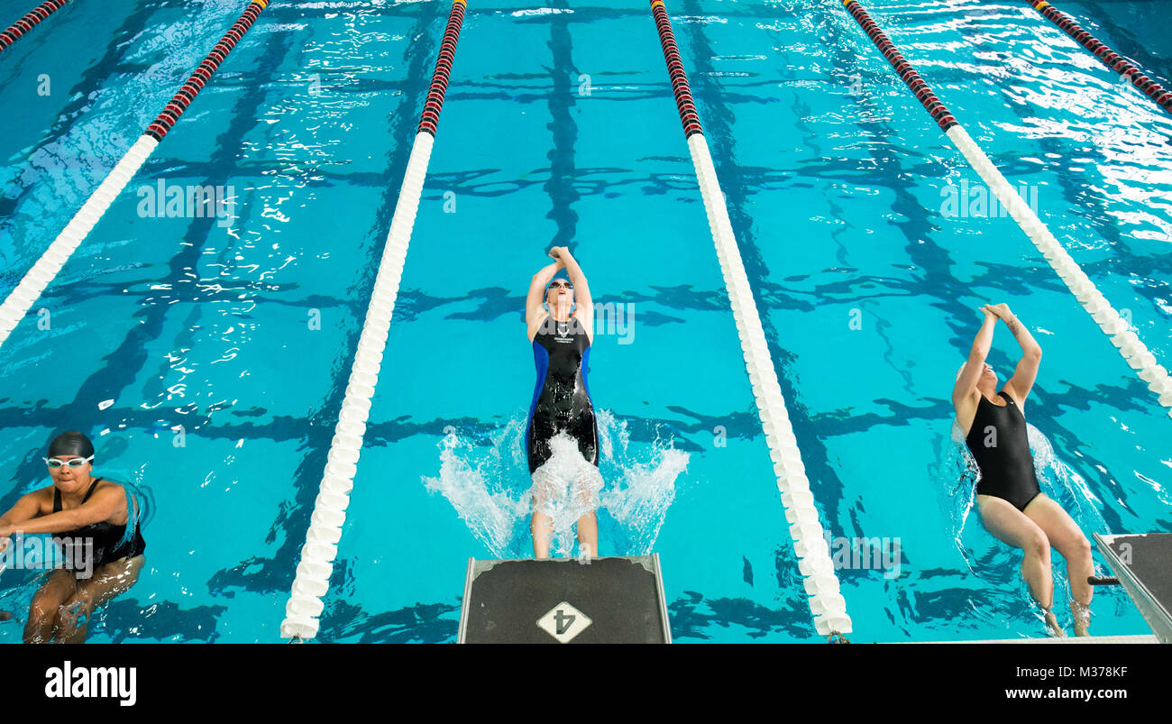 Us Air Force Master Sgt. Linn Ritter, eine explosive ordinace Entsorgung Truppe von Spring Branch, Texas, stößt in das Wasser, während die Frauen die 50 Yard Backstroke schwimmen treffen sich am 2017 Krieger Spiele an der Universität von Illinois in Chicago, Chicago, Illinois, USA, 8. Juli 2017. Spiele in diesem Jahr findet zwischen 30. Juni und 8. Juli nehmen an verschiedenen Standorten in der Stadt Chicago. Ritter würde fortfahren, die Goldmedaille zu gewinnen. (U.S. Air Force Foto: Staff Sgt. Keith James) 170708-F-GV 347-0243 durch Luftwaffe verwundete Krieger Stockfoto