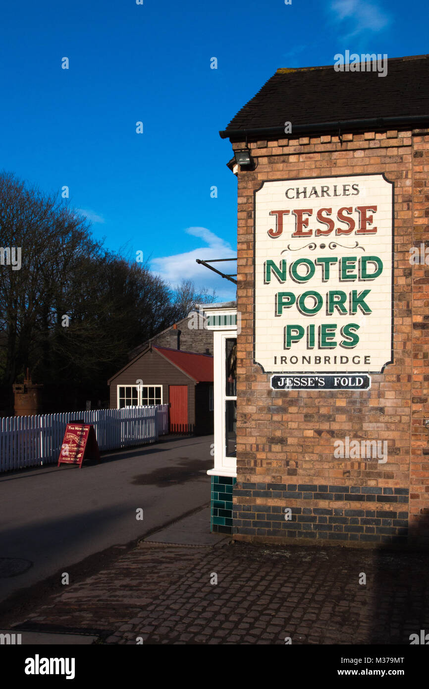 PORK PIES: Charles Jess's gemerkt Pork Pies Anzeige auf einen Shop Wand in Blists Hill gemalt, England Stockfoto