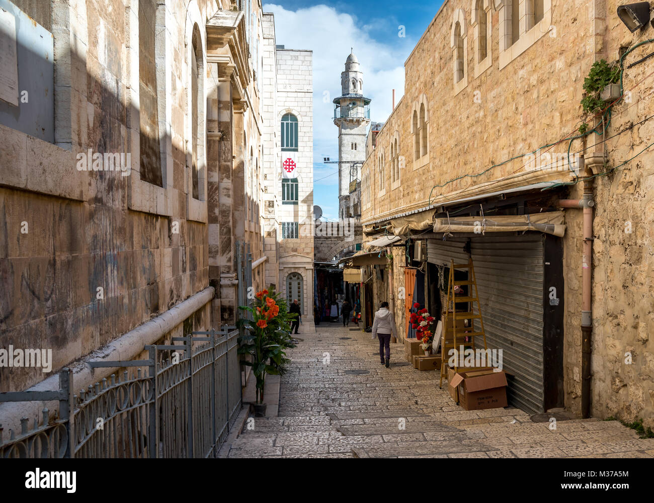 Schmale Straße in Jerusalem/Altstadt Al-Quds, armenisch-christlichen Viertel. Moschee im Hintergrund, Israel. Stockfoto