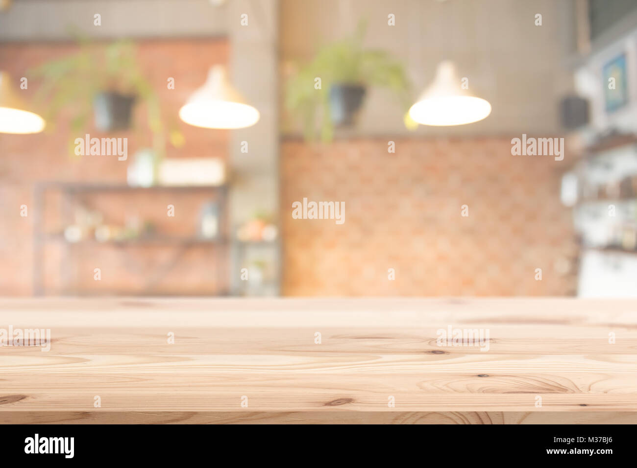 Holz Tischplatte mit Unschärfe des Cafe oder Coffee shop Hintergrund Stockfoto