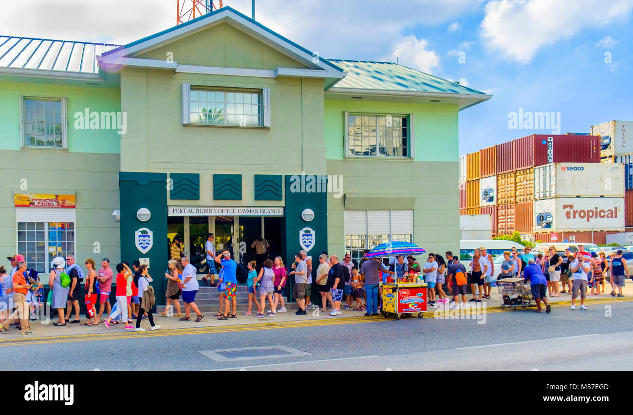 Grand Cayman, Cayman Islands, Touristen in George Town Port in der Karibik, Warteschlange erneut auf ihre Kreuzfahrt beginnen Stockfoto