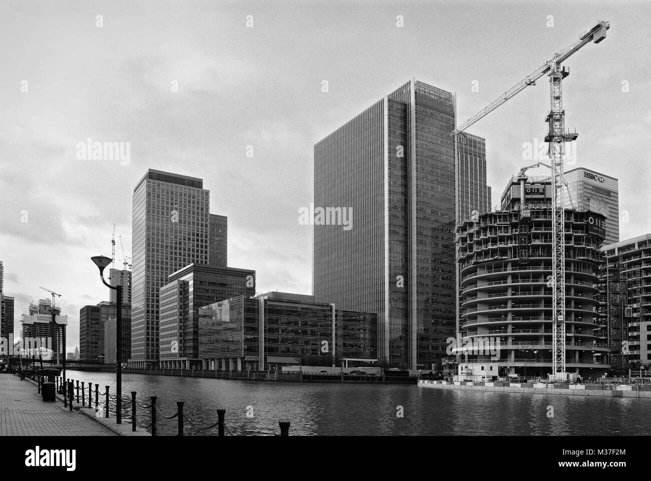 South Dock, Canary Wharf, London, Großbritannien, mit Gebäuden im Bau Stockfoto