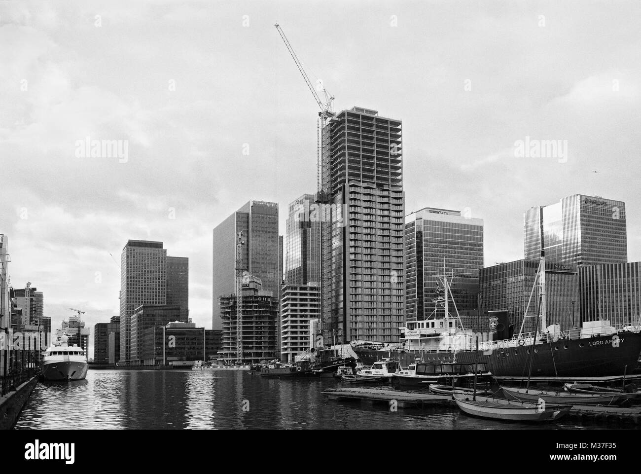 South Dock in Canary Wharf, East London UK, mit neuen Gebäude im Bau Stockfoto