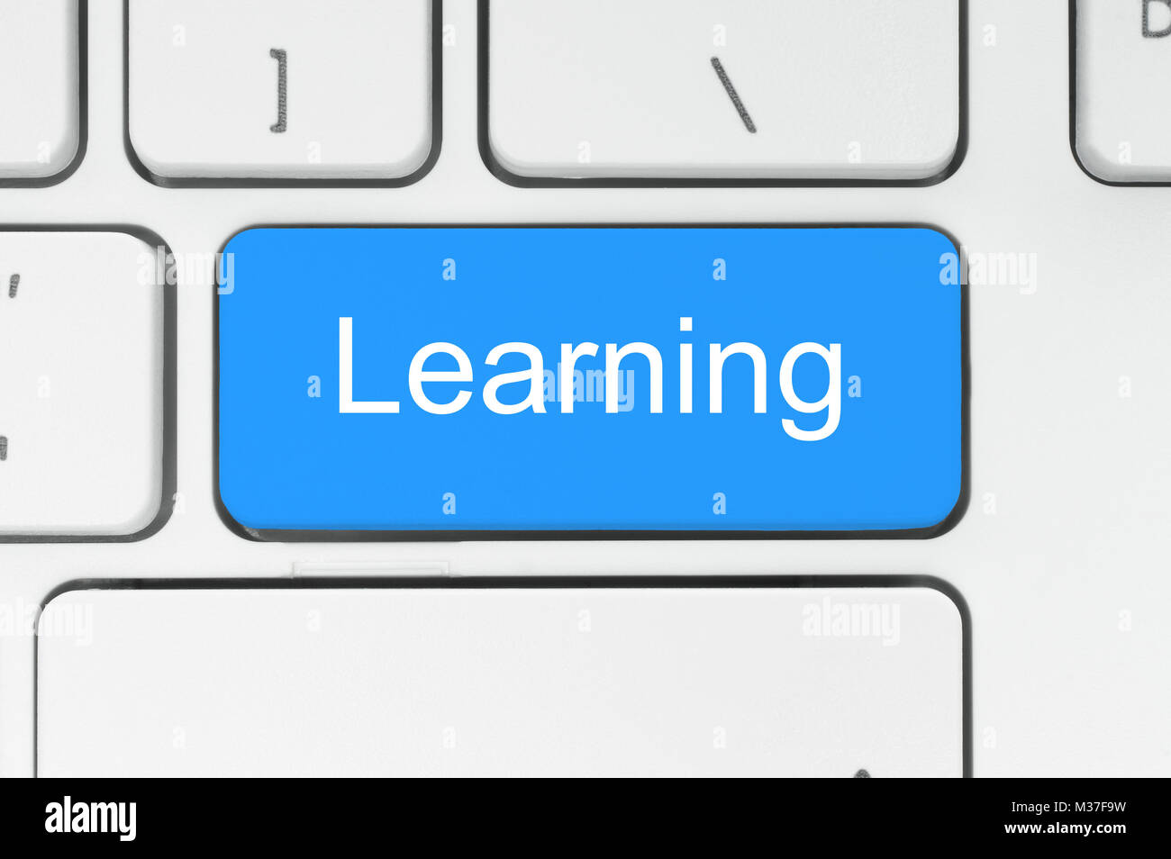 Blaue Taste mit Lernen Wort auf der Tastatur close-up Stockfoto