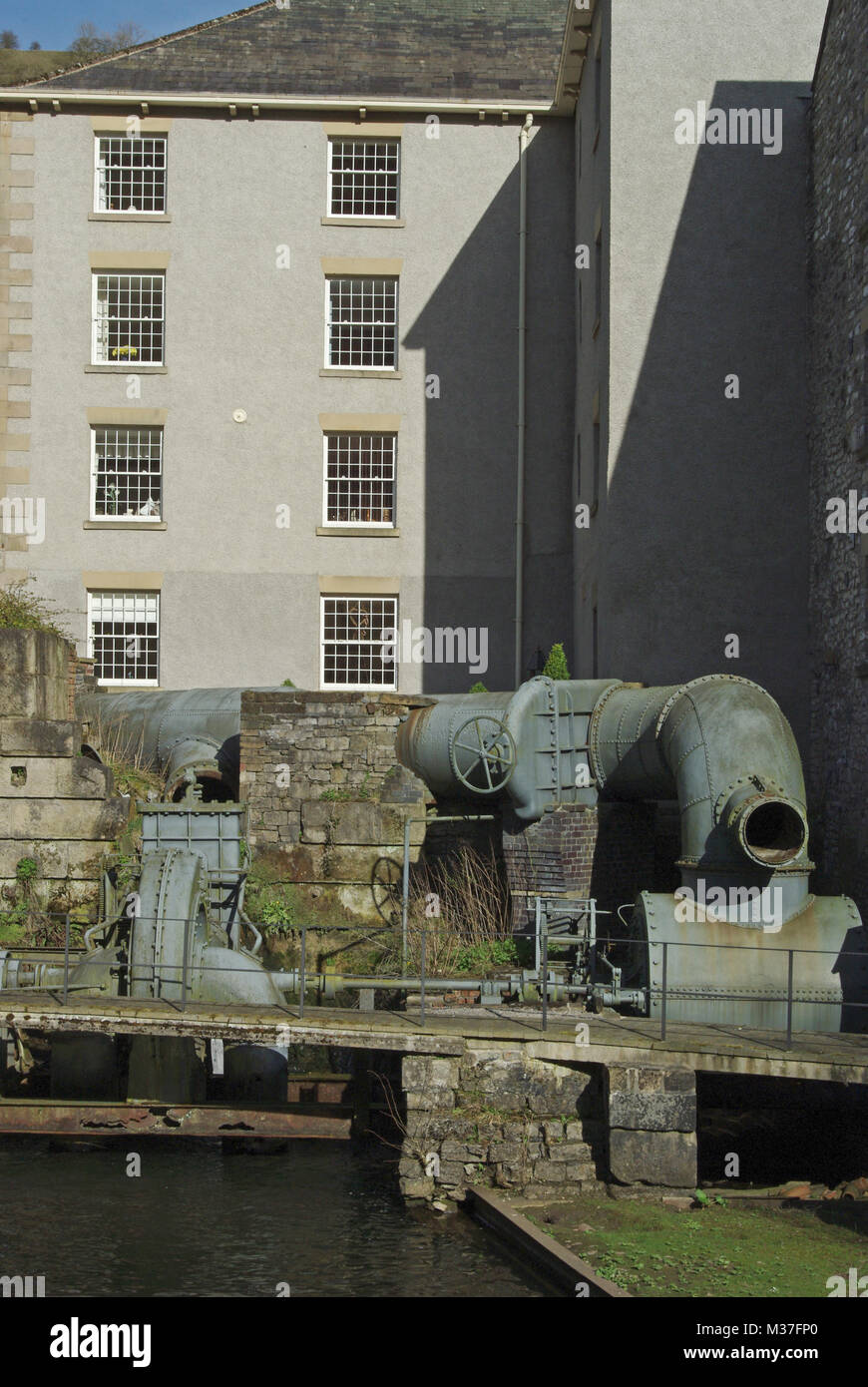 Cressbrook Mühle, Peak District, Derbyshire; eine alte Baumwolle Mühle von 1814, die im Jahr 2000 für Wohnzwecke restauriert wurde. Stockfoto