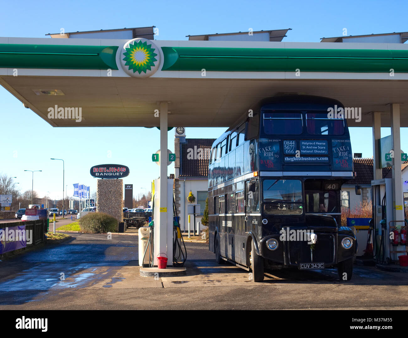 Edinburgh, Schottland/Großbritannien - 09 Februar 2018: ein Foto von der Edinburgh Ghost Bus Tour tanken an einer BP-Tankstelle. Stockfoto