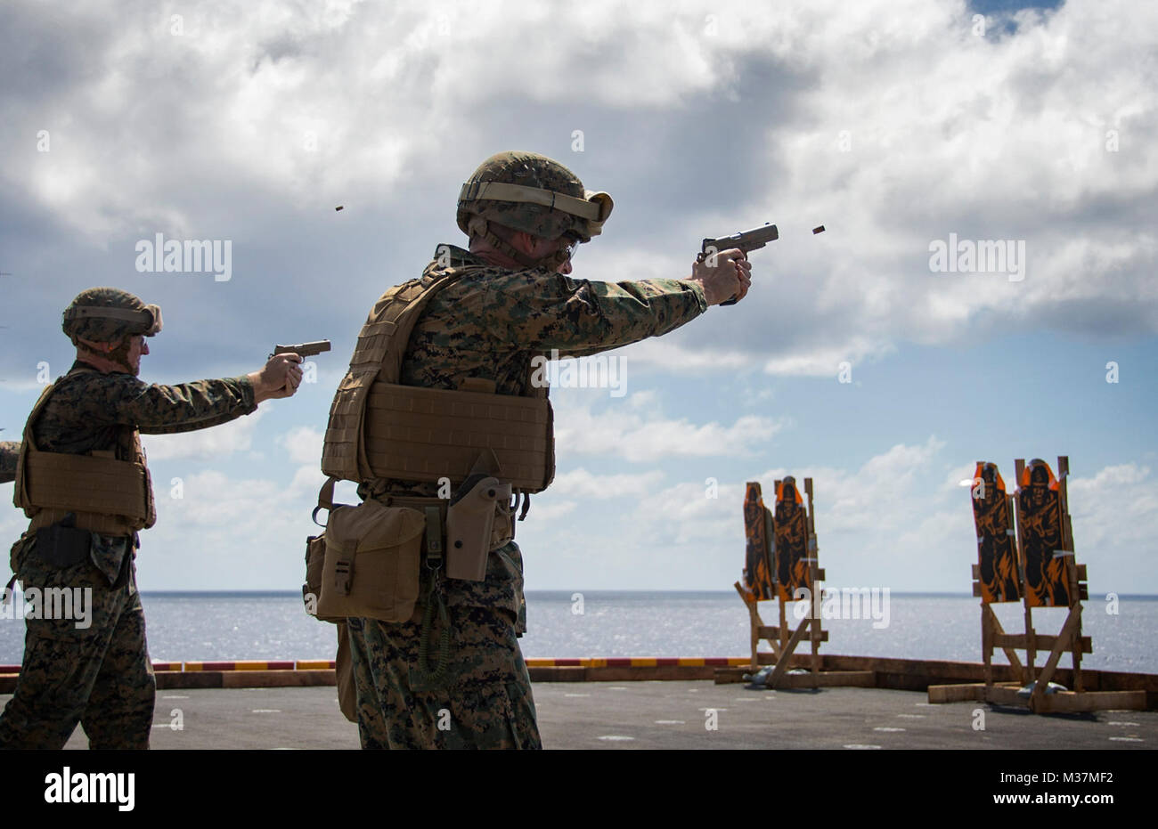 170908-N-WF 272-829 CORAL SEA (Sept. 8, 2017) Colonel Tye Wallace, front, kommandierender Offizier der 31 Marine Expeditionary Unit (MEU) und Sgt. Major Jim Lanham, Sergeant Major des 31. MEU, Fire M 45 Pistolen während einer Live-fire Übung auf der Steuerbordseite Flugzeug Aufzug des Amphibious Assault ship USS BONHOMME RICHARD (LHD6). Bonhomme Richard, dem Flaggschiff der Bonhomme Richard Expeditionary Strike Group (ESG), ist die in der Indo-Asia-pazifischen Region Partnerschaften zu verbessern und eine fertige Antwort für jede Art von Kontingenz. (U.S. Marine Foto von Mass Communication Specialist 2. Stockfoto