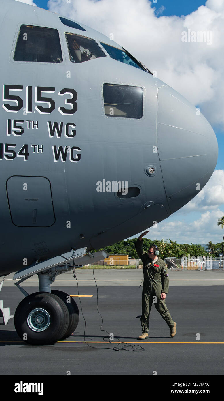 Us Air Force Captain Ryan McGuire, C-17 Globemaster III Pilot mit der 535Th Airlift Squadron, führt Preflight vor einem übungsflug, Sep 12, 2017 auf einer gemeinsamen Basis Pearl Harbor-Hickam. Die meisten Menschen haben keine Ahnung, er ist ein amputee, bis Sie ihn in ziviler Kleidung aus Pflicht sehen. (U.S. Air Force Foto: Staff Sgt. Perry Aston) 170912-F-MG 591-032 durch AirmanMagazine Stockfoto