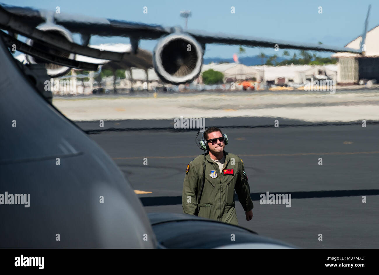 Us Air Force Captain Ryan McGuire, C-17 Globemaster III Pilot mit der 535Th Airlift Squadron, führt Preflight vor einem übungsflug, Sep 12, 2017 auf einer gemeinsamen Basis Pearl Harbor-Hickam. McGuire ist ein unterhalb des Knies amputee. (U.S. Air Force Foto: Staff Sgt. Perry Aston) 170912-F-MG 591-075 durch AirmanMagazine Stockfoto