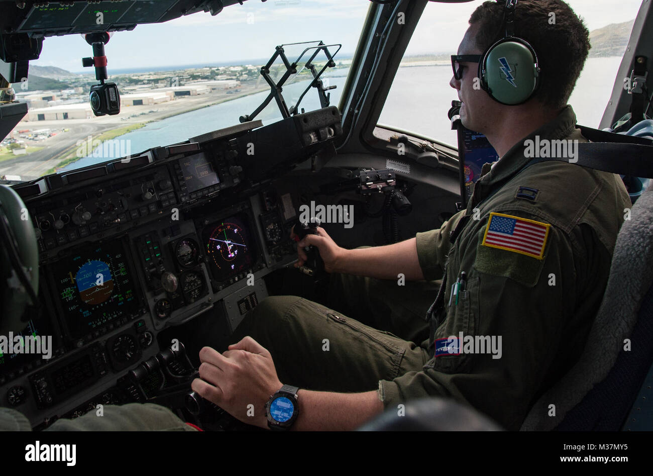 Us Air Force Captain Ryan McGuire, C-17 Globemaster III Pilot mit der 535Th Airlift Squadron, für eine Landung in der Marine Corps Air Station Kaneohe Bay, Hawaii 12.September 2017, McGuire sein rechtes Bein unterhalb des Knies von einem Bootsunfall im Jahr 2009 verloren. (U.S. Air Force Foto: Staff Sgt. Perry Aston) 170912-F-MG 591-219 durch AirmanMagazine Stockfoto