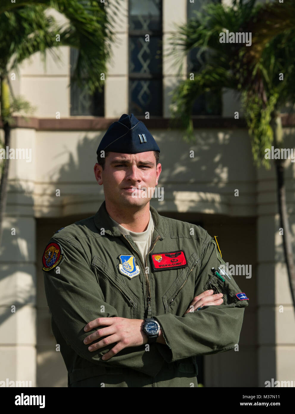 Us Air Force Captain Ryan McGuire, C-17 Globemaster III Pilot mit der 535Th Airlift Squadron, verlor seinen rechten Bein unterhalb des Knies von einem Bootsunfall im Jahr 2009, dank seinem geschwader Führung, Freunde und Familie, Capt McGuire in der Lage war, mit einer prothetischen zu rehabilitieren und seine Ausbildung beenden. (U.S. Air Force Foto: Staff Sgt. Perry Aston) 170913-F-MG 591-314 durch AirmanMagazine Stockfoto