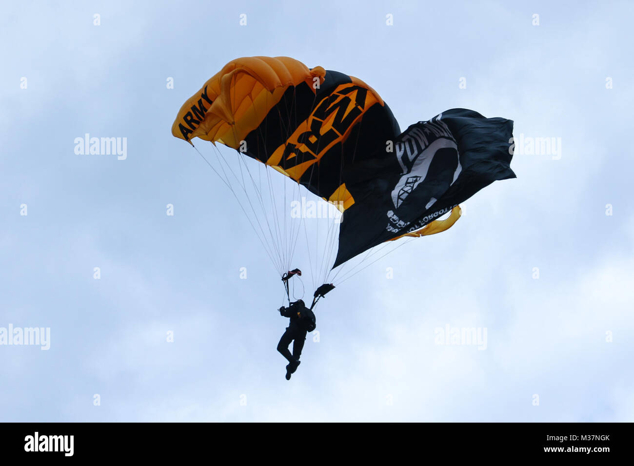 Mitglieder der goldene Ritter Fallschirm Team der USA Armee führen Sie eine Antenne Demonstration für die Masse, bevor das Spiel Ball für die Vor dem Kick-off des Ohio State University gegenüber dem US Militär Akademie football Spiel, Sept. 16, 2017, am Ohio Stadium in Columbus, Ohio. Ohio National Guard Soldaten und Piloten wurden in eine Vielzahl von Aktivitäten vor dem Spiel, darunter eine Fahne Anzeige- und UH-60 Black Hawk Hubschrauber Überführung beteiligt. (Ohio National Guard Foto: Staff Sgt. Michael Carden) ONG unterstützt OSU - Spiel 16 - Z - QA 585-423 durch Ohio National Guard Stockfoto