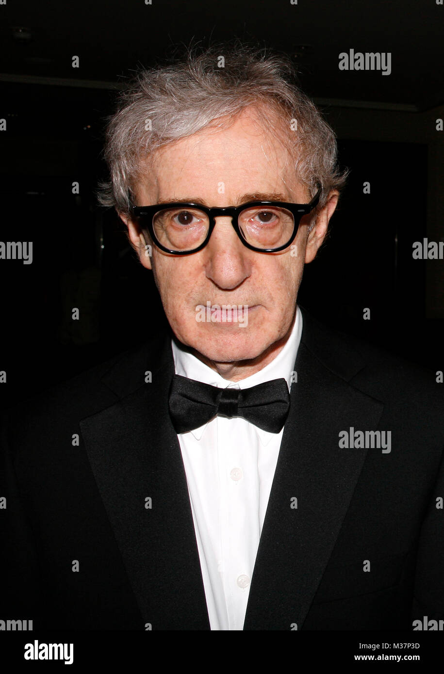 *** Exklusive Deckung *** Woody Allen (Verlassen des Hotel Martinez) die Teilnahme am Screening und Chopard nach Partei für 'Barcelona' Vicky Vicky Christine Christine Barcelons' Mai 17, 2008 Credit: Walter McBride/MediaPunch Stockfoto