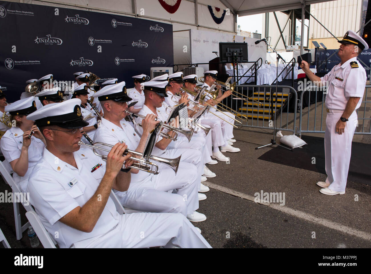 170429-N-HG 258-094 NORFOLK (29. April 2017) Lieutennt Commander Mark Corbliss, Executive Officer der United States Navy Band, leitet die zeremoniellen Band, wie sie für die Taufe der Zukunft Virginia class Attack sub PCU Indiana (SSN789) an der Huntington Ingalls Werft in Newport News, Virginia. (U.S. Marine Foto von Senior Chief Musiker Stephen Hassay/Freigegeben) USS Indiana Taufe (SSN789) von der United States Navy Band Stockfoto