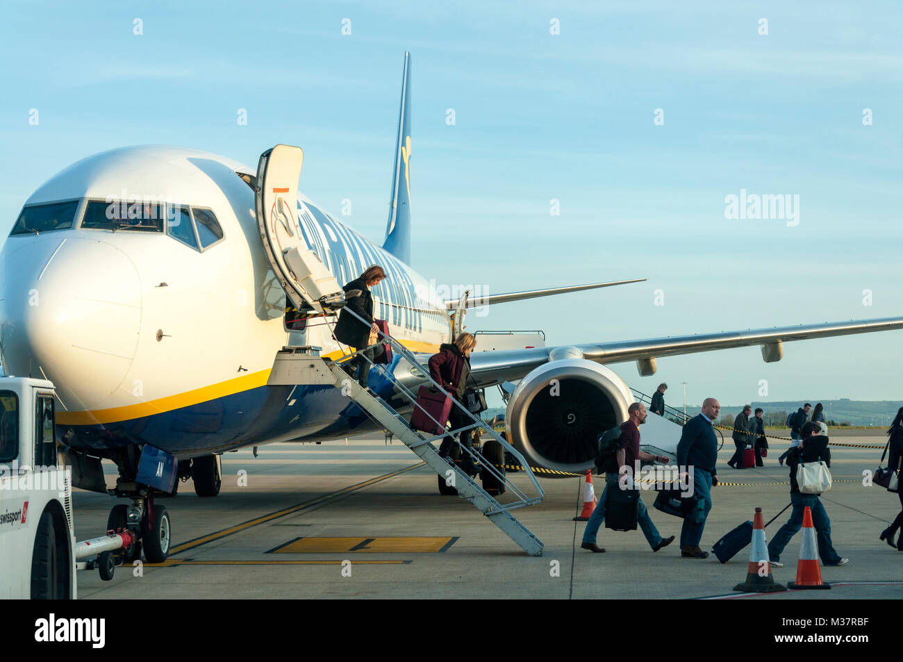 Die Passagiere aussteigen aus einem Ryanair Flug mit Handgepäck am Flughafen Bristol, Großbritannien Stockfoto