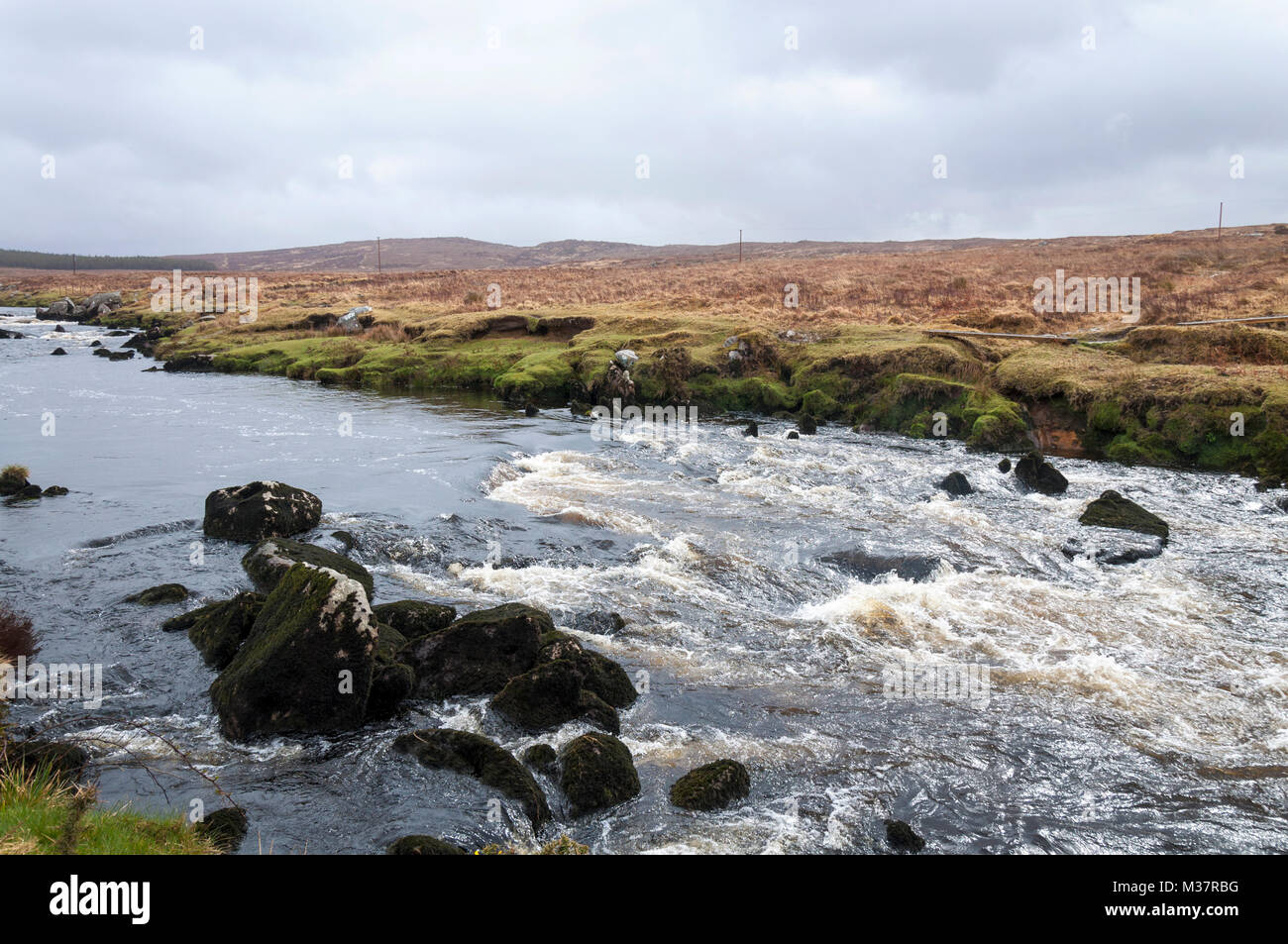 Fluss Owenea in der Nähe von Glenties, County Donegal, Irland. Ein Lachs fischen Fluss auf der Bluestacks weg. Stockfoto