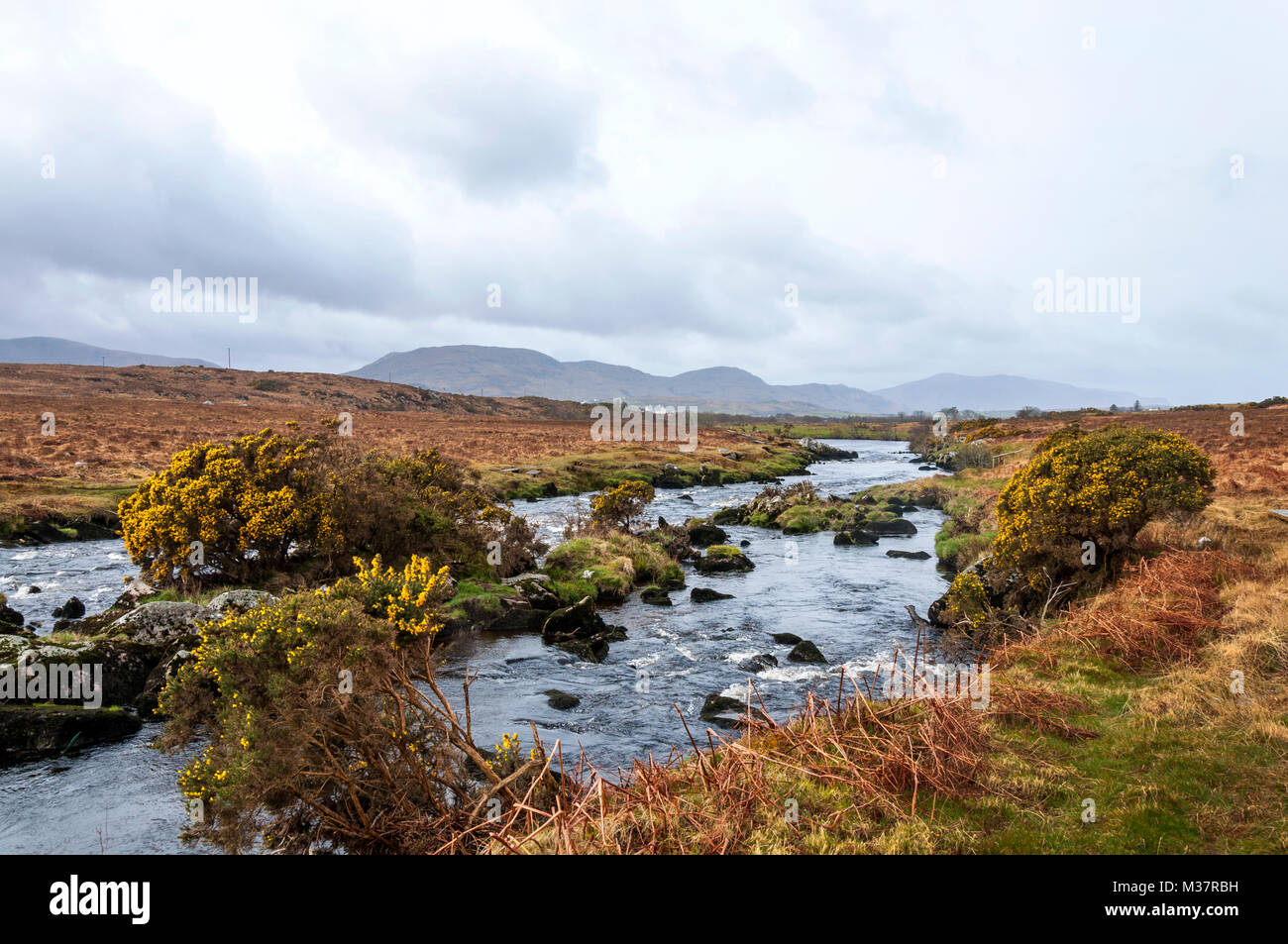 Fluss Owenea in der Nähe von Glenties, County Donegal, Irland. Ein Lachs fischen Fluss auf der Bluestacks weg. Stockfoto