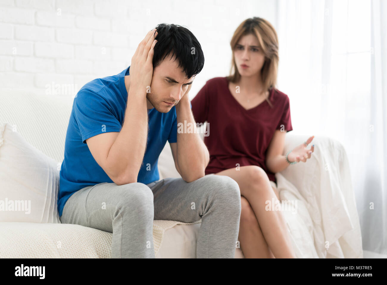 Paar argument Konflikte, schlechte Beziehungen. Wut Wut Frau schreienden Mann seine Ohren im Haus schließen. Stockfoto