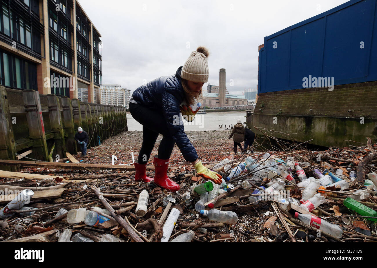 Die Freiwilligen sammeln und zählen Plastikflaschen Littering das Vorland der Themse in Queenhithe Dock in Central London, an einer Veranstaltung der#OneLess Kampagne und Themse 21 Aufmerksamkeit auf die Auswirkungen, die die Einzelnen - Plastikflaschen nutzen können organisiert werden, die auf die Umwelt. Stockfoto