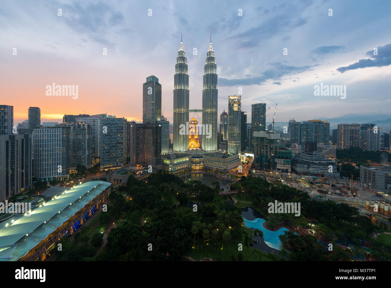 Skyline von Kuala Lumpur und Wolkenkratzer in der Nacht in Kuala Lumpur, Malaysia. Stockfoto