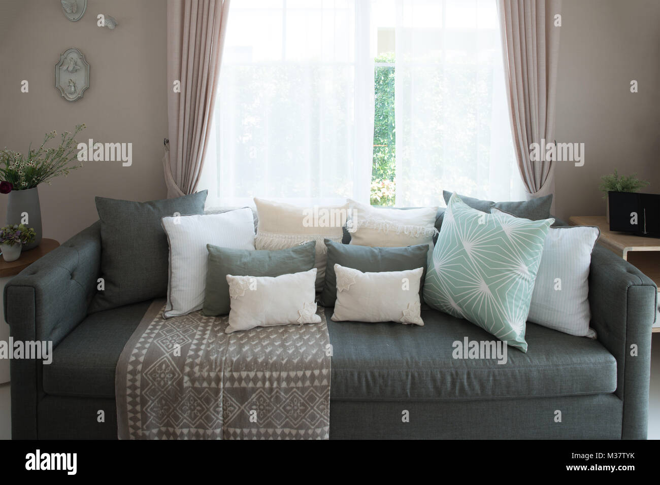 Lounge-Sofa und bunten Kissen in Lounge im Wohnzimmer im ... Lounge-Sofa und bunten Kissen in Lounge im Wohnzimmer im ...