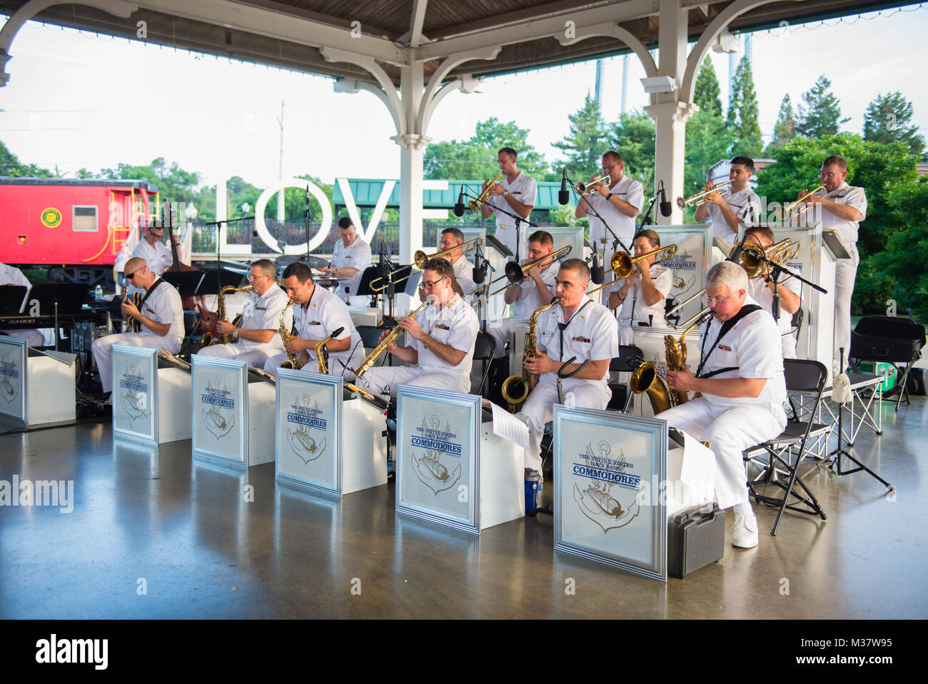 170615-N-VV 903-030 - Manassas, VA (15. Juni 2017) der United States Navy Band Flottenadmiral Verbreitung der Liebe, wie sie für ein begeistertes Publikum Sommer am Harris Pavillion in Manassas in Virginia. Der United States Navy Band bietet sowohl militärische und kulturelle Bereicherung für Musikliebhaber jeden Alters durch seine öffentlichen Konzert Reihe. (U. S. Navy Foto durch Musiker 1. Klasse David Aspinwall/Freigegeben) 170615-N-VV 903-030 von United States Navy Band Stockfoto