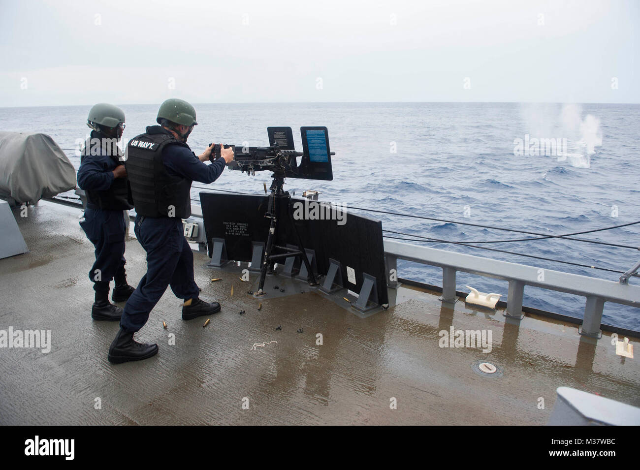 170619-N-XK 398-072 philippinischen Meer (Jun. 19, 2017) Elektroniker 2. Klasse Royce Schwarz, von Wylie, Texas, feuert eine .50 Kaliber Maschinengewehr an Bord der Arleigh-Burke-Klasse geführte Anti-raketen-Zerstörer USS John S. McCain (DDG56) während einer Live-fire Übung als Teil der Interoperabilität Bohrer mit Bonhomme Richard Expeditionary Strike Group. Die Bohrer werden bedeutet Bereitschaft der Cruiser-Zerstörer, Schiffe zu schnell mit einer amphibischen task force erhöht und für amphibische Operationen zur Unterstützung der Reaktion auf Krisen oder Katastrophen- Integration zu verbessern. (U.S. Marine Foto Stockfoto