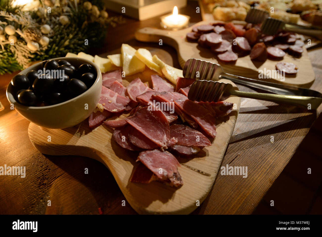 Essen Buffet mit Oliven, Käse, Schinken und chourizo Platten Stockfoto