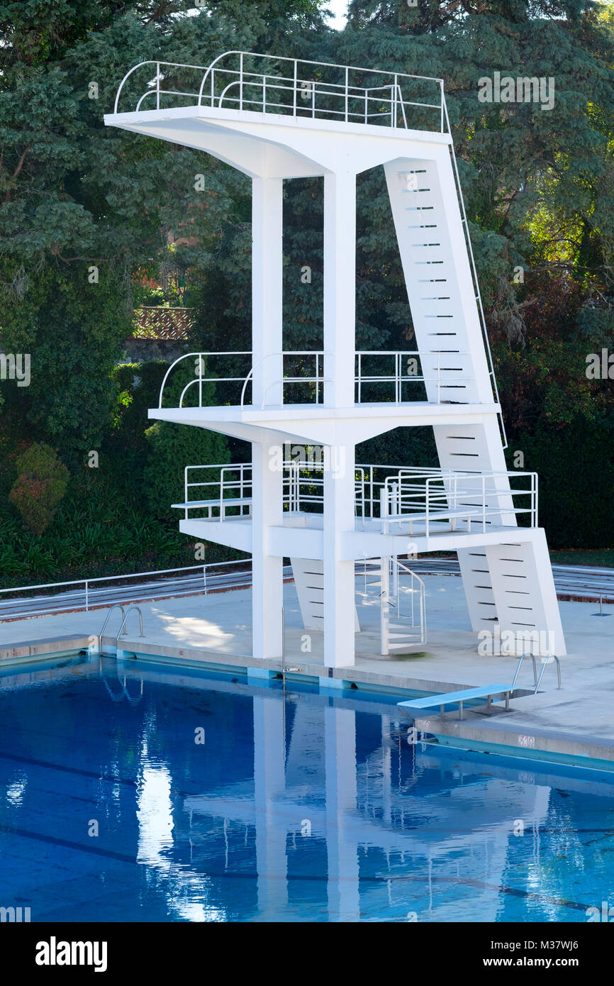Konkrete Sprungturm auf ein öffentliches Freibad Stockfoto