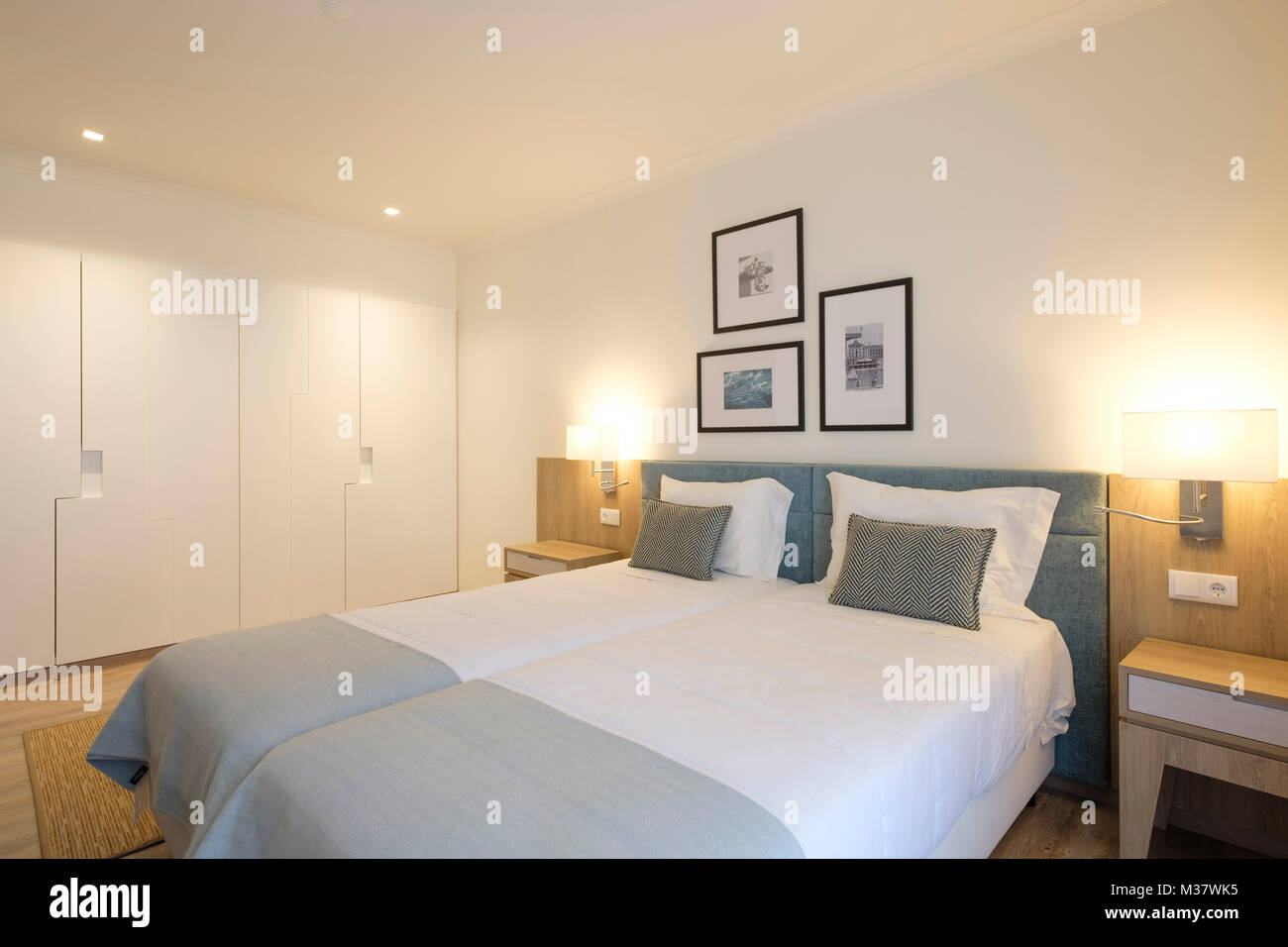 Schlafzimmer mit Doppelbett Stockfoto
