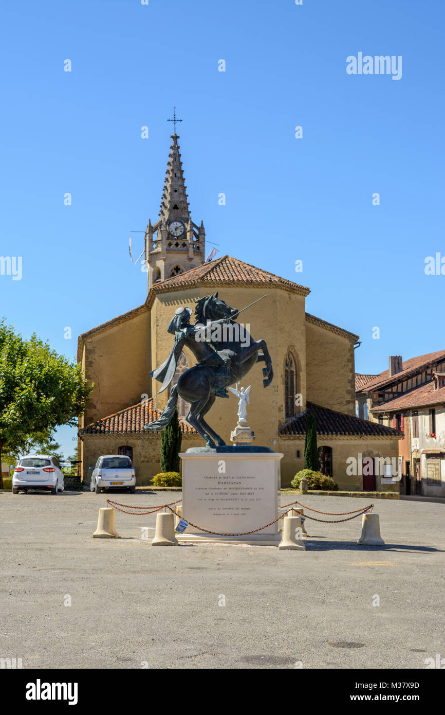 Statue von d'Artagnan auf seinem Pferd vor der Kirche in Lupiac, Gers (Gascogne), Occitanie (ehemals Rhône-Alpes), im Südwesten von Frankreich Stockfoto
