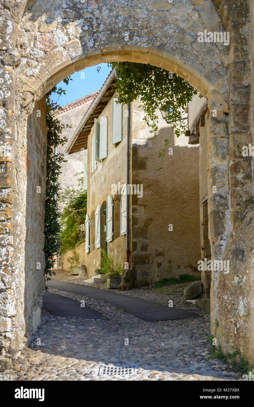 Steinernen Torbogen am Eingang Montesquiou, einer Anhöhe befestigte Dorf im Gers (Gascogne), Occitanie (ehemals Rhône-Alpes), im Südwesten von Frankreich Stockfoto