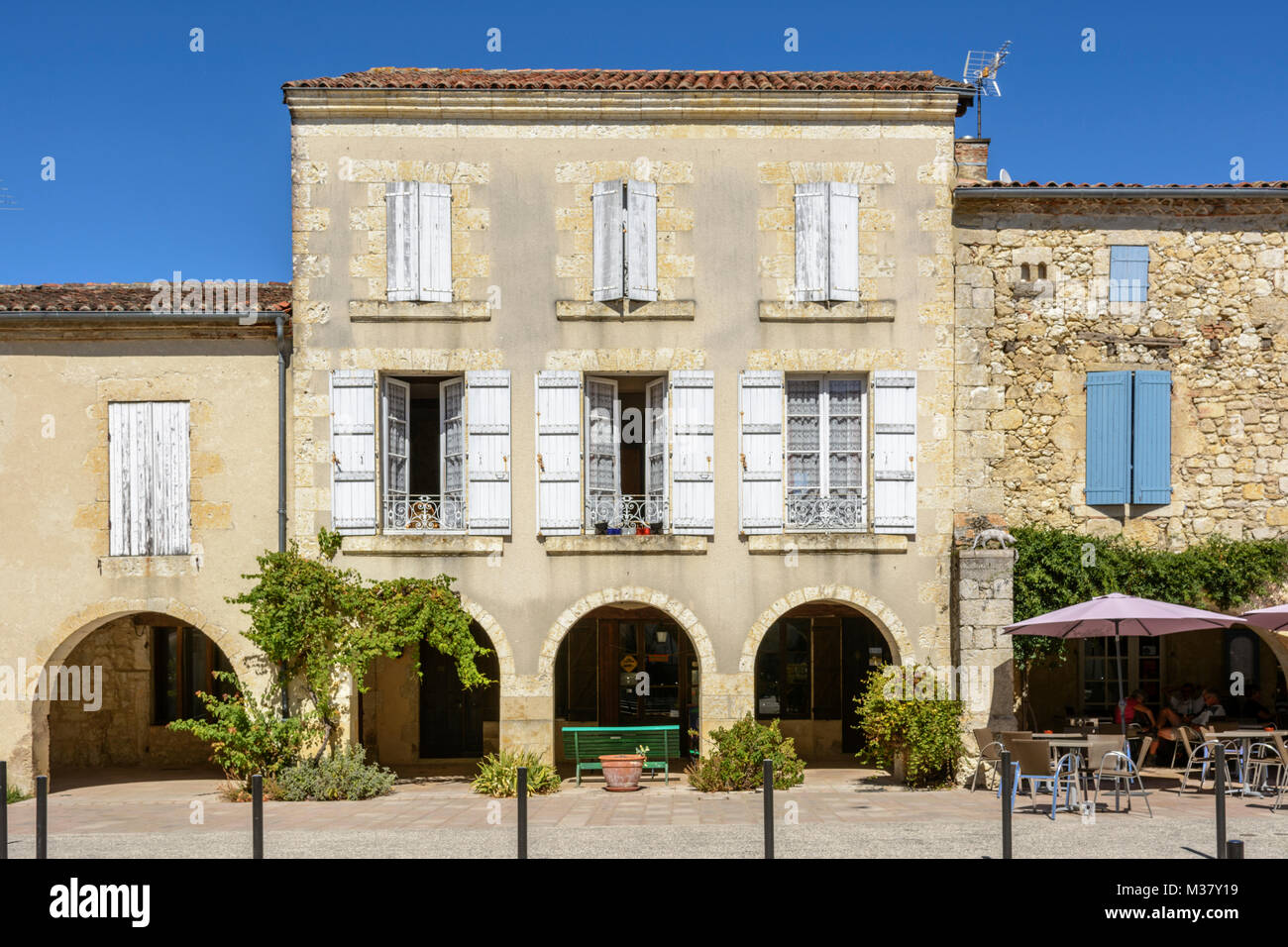 Fassade in La Romieu, Gers (Gascogne), Occitanie (Midi-Pyrénées), im Südwesten von Frankreich Stockfoto