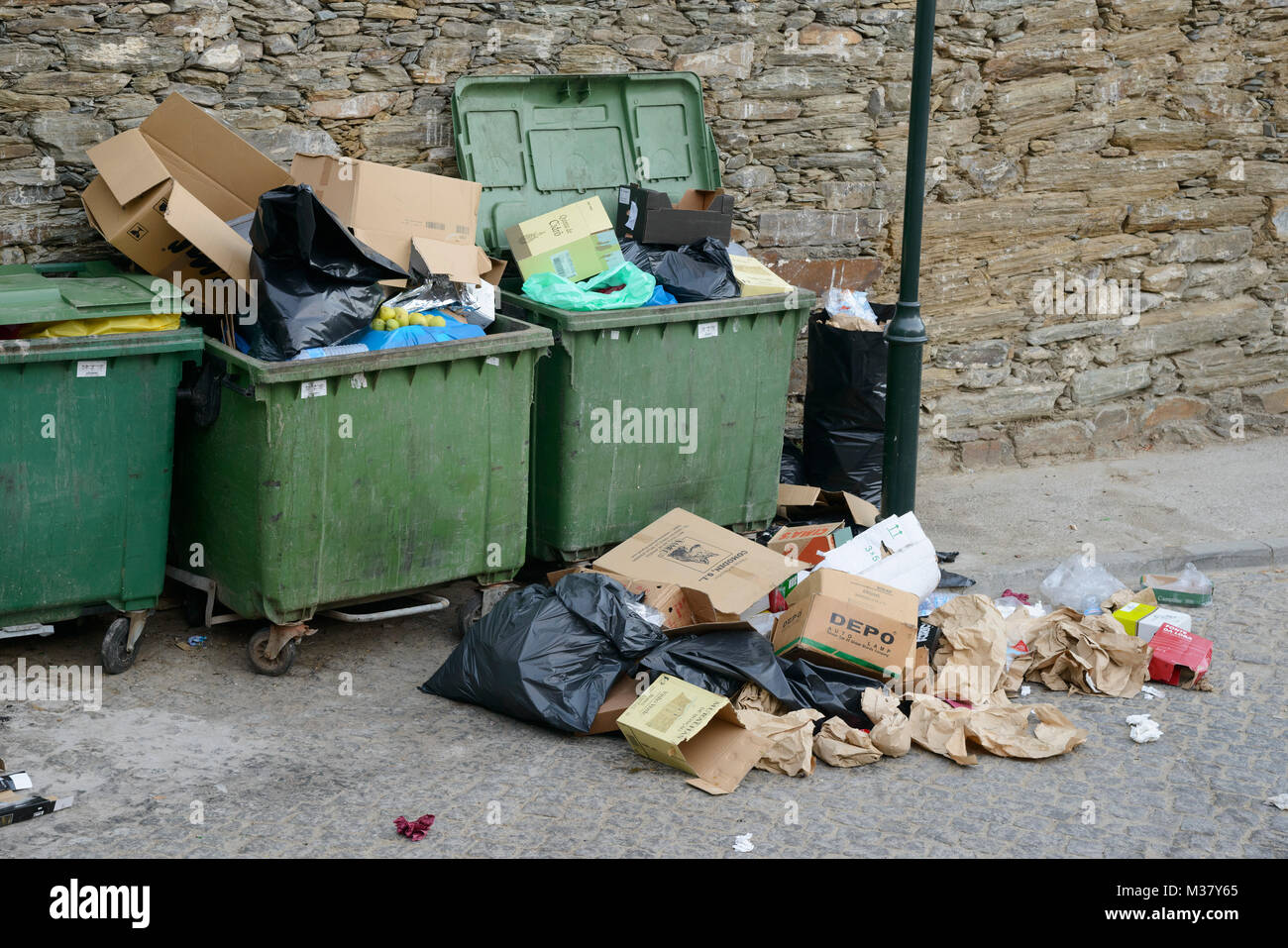 Garbage überquellenden Müllcontainer Stockfoto