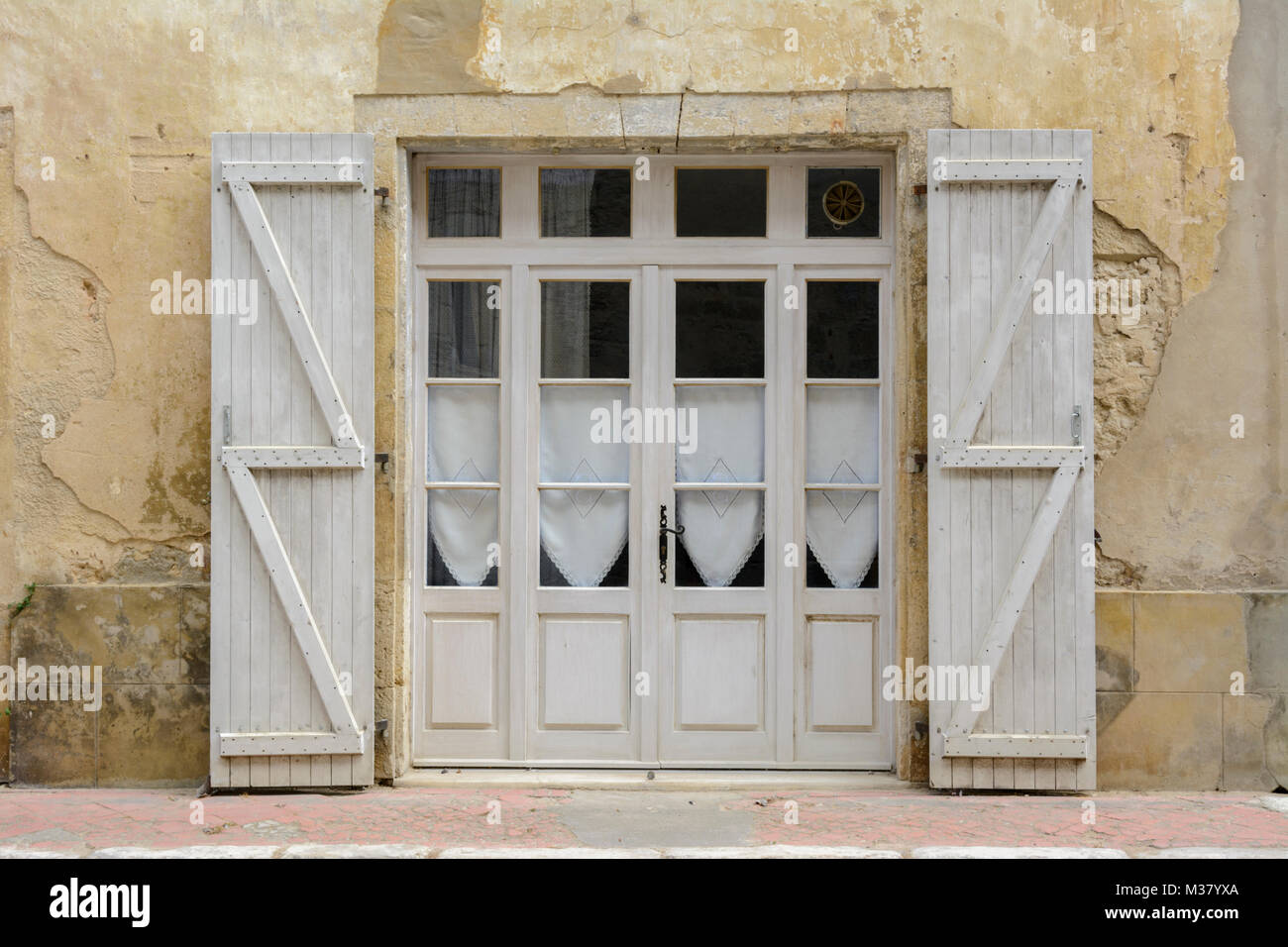 Fenster mit weißen Fensterläden aus Holz in Labastide-d'Armagnac, Landes, Nouvelle-Aquitaine, im Südwesten von Frankreich Stockfoto