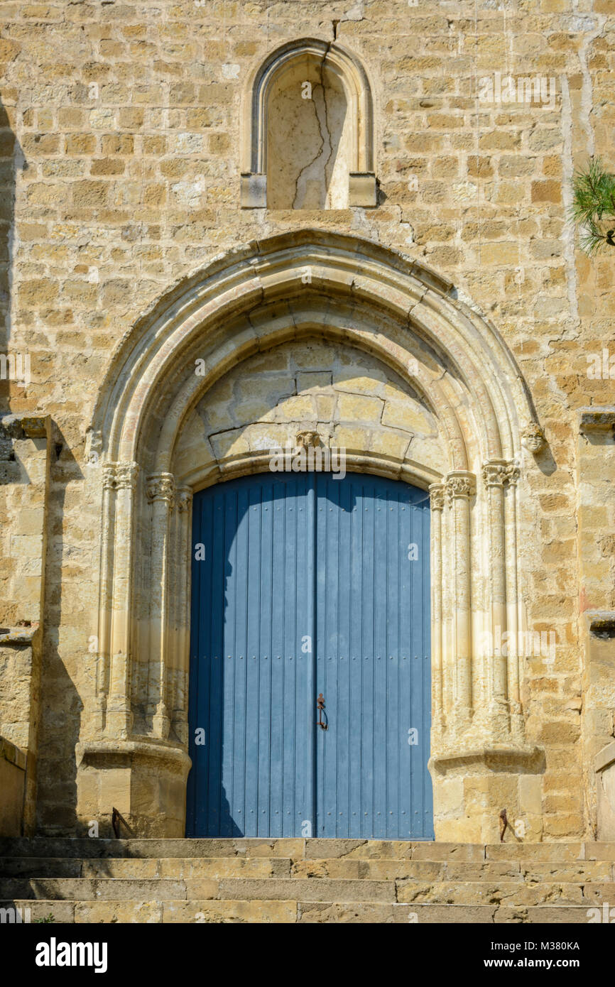 Torbogen auf das 13. Jahrhundert Kirche in Barran, Gers (Gascogne), Occitanie (Midi-Pyrénées), im Südwesten von Frankreich Stockfoto