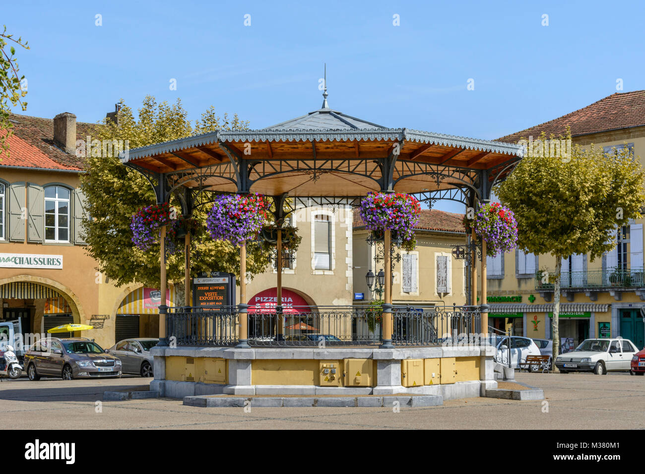 Musikpavillon mit Blumenschmuck in Place d'Astarac, Mirande, Gers (Gascogne), Occitanie (Midi-Pyrénées), im Südwesten von Frankreich Stockfoto