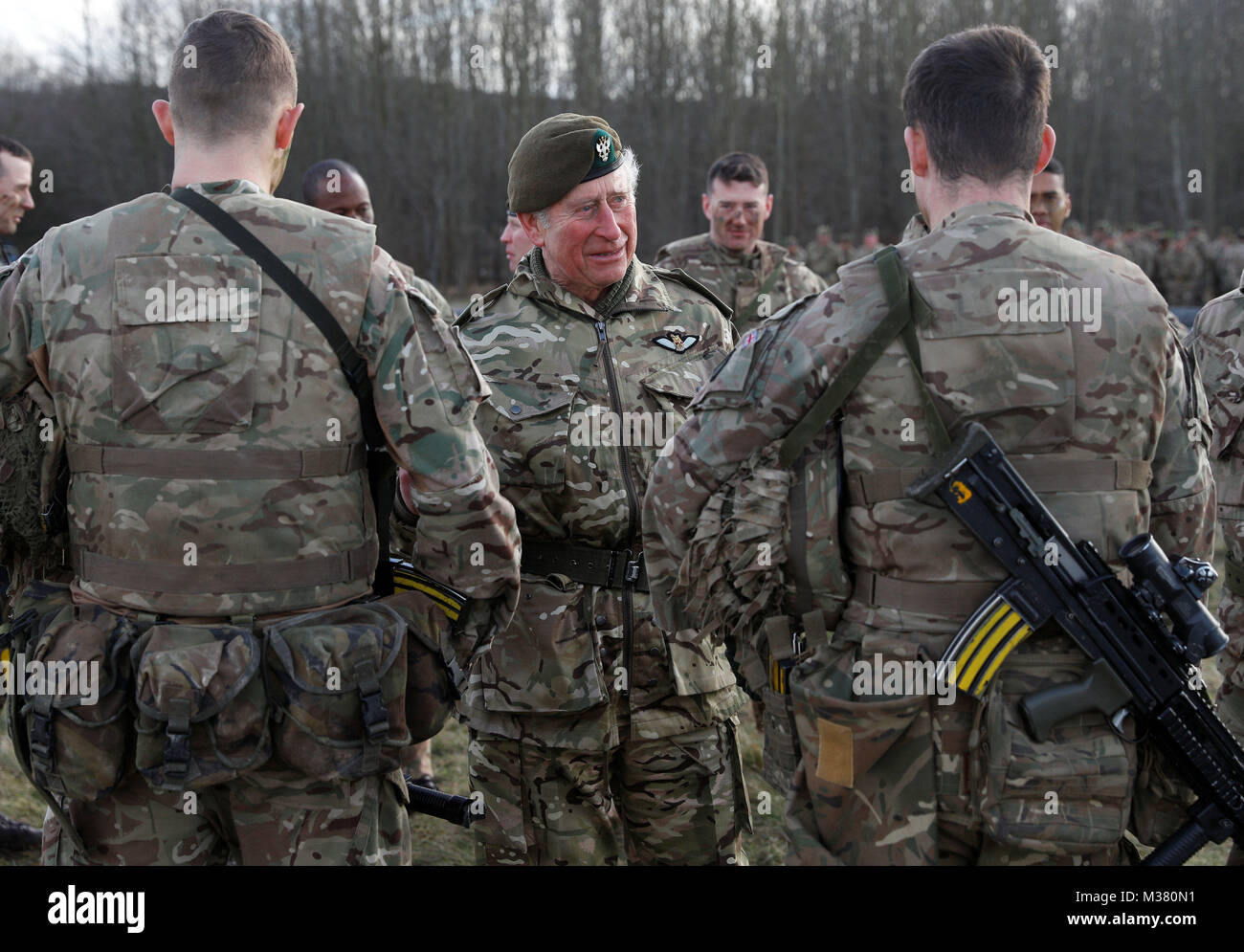 Der Prinz von Wales spricht mit Truppen während einer Übung während eines Besuchs in der ersten Bataillon der Mercian Regiment zu 10 Jahre als Oberst und 40 Jahre seit dem Werden Oberst-in-chief des Cheshire Regiment markieren. Stockfoto