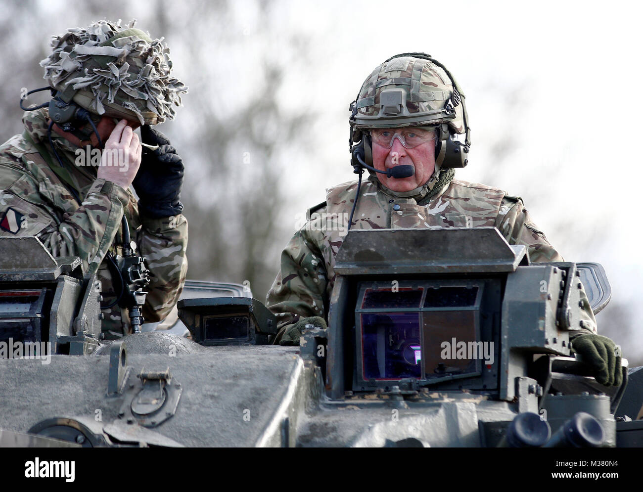 Der Prinz von Wales dauert eine Fahrt auf einem Krieger verfolgt gepanzerten Fahrzeug während einer Übung während eines Besuchs in der ersten Bataillon der Mercian Regiment zu 10 Jahre als Oberst und 40 Jahre seit dem Werden Oberst-in-chief des Cheshire Regiment markieren. Stockfoto