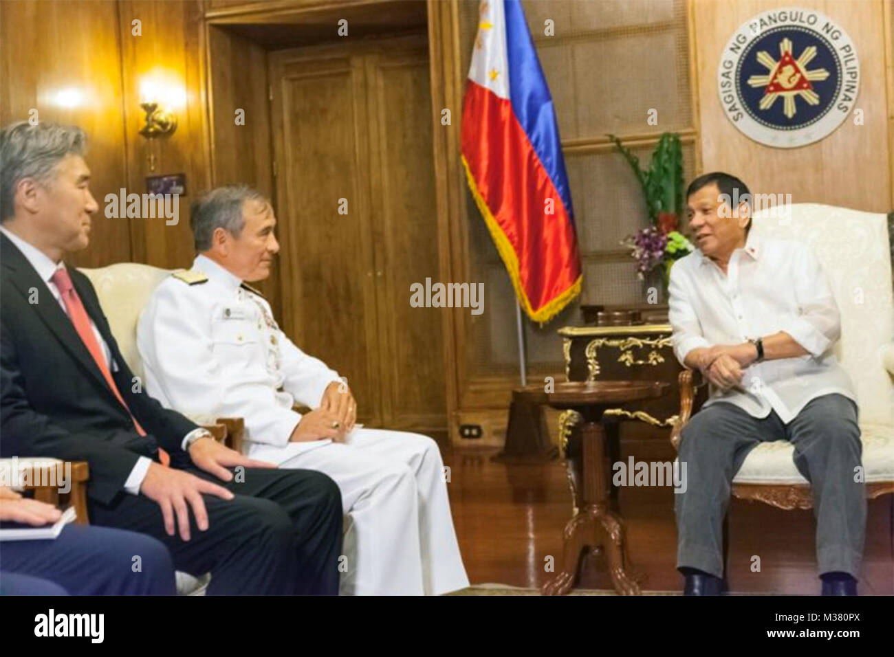 Commander, UNS FIRMA PACOM erfüllt mit philippinischen Präsidenten durch # FIRMA PACOM Stockfoto