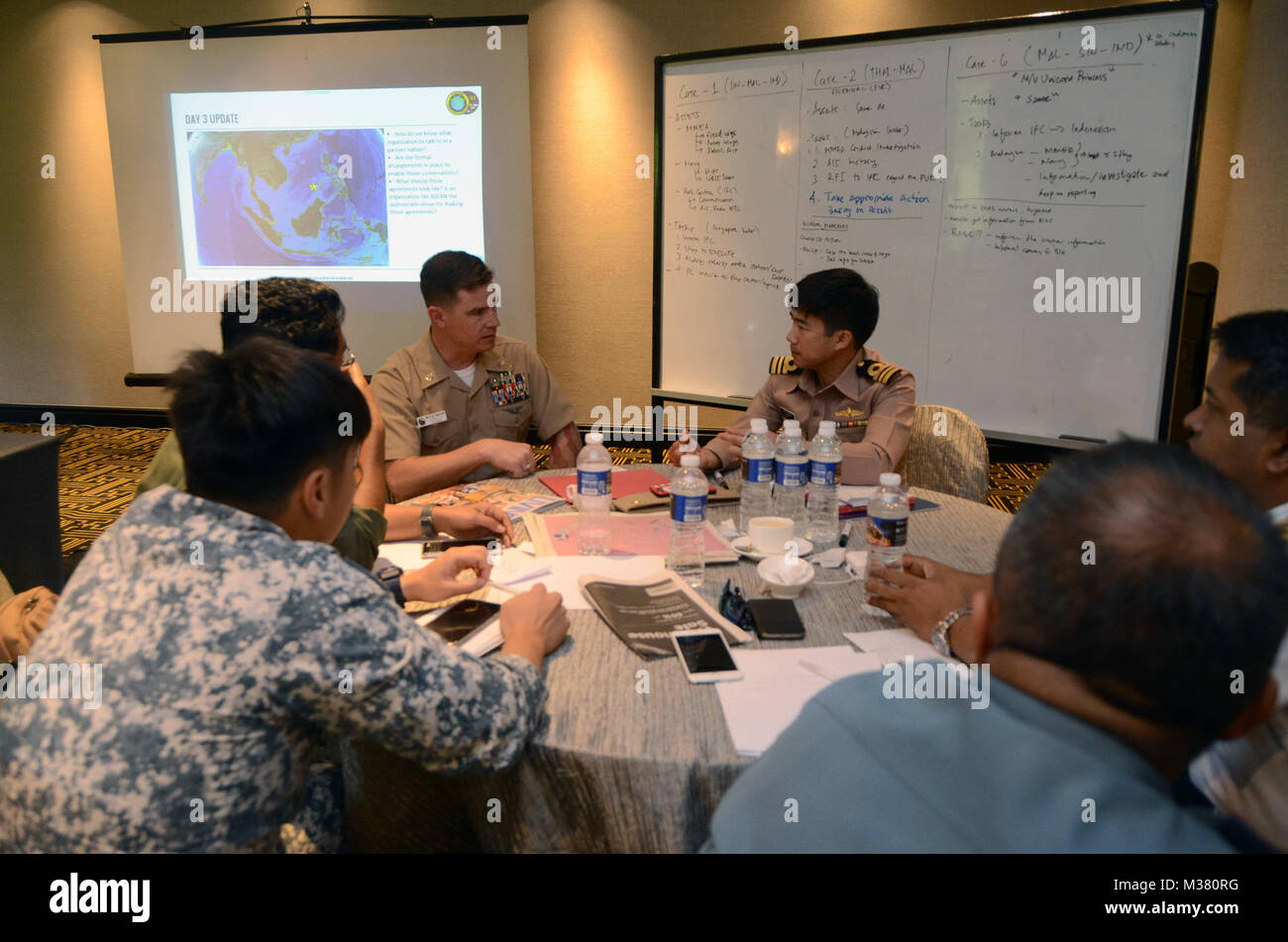 170824-N-WJ 640-014 SINGAPUR (Aug. 24, 2017) Liasion Offiziere aus den teilnehmenden Ländern Südostasiens Zusammenarbeit und Ausbildung (SEACAT) 2017 eine Ausbildung bei einer Simulation im Concorde Hotel. SEACAT ist eine multilaterale Übung jährlich mit den teilnehmenden Ländern, einschließlich der USA, Brunei, Indonesien, Malaysia, die Philippinen, Bangladesh, Singapur, Thailand, Vietnam und Sri Lanka. (U.S. Marine Foto von Mass Communication Specialist 3. Klasse Madailein Abbott/Freigegeben) SEACAT 2017 beginnt in Singapur durch # FIRMA PACOM Stockfoto