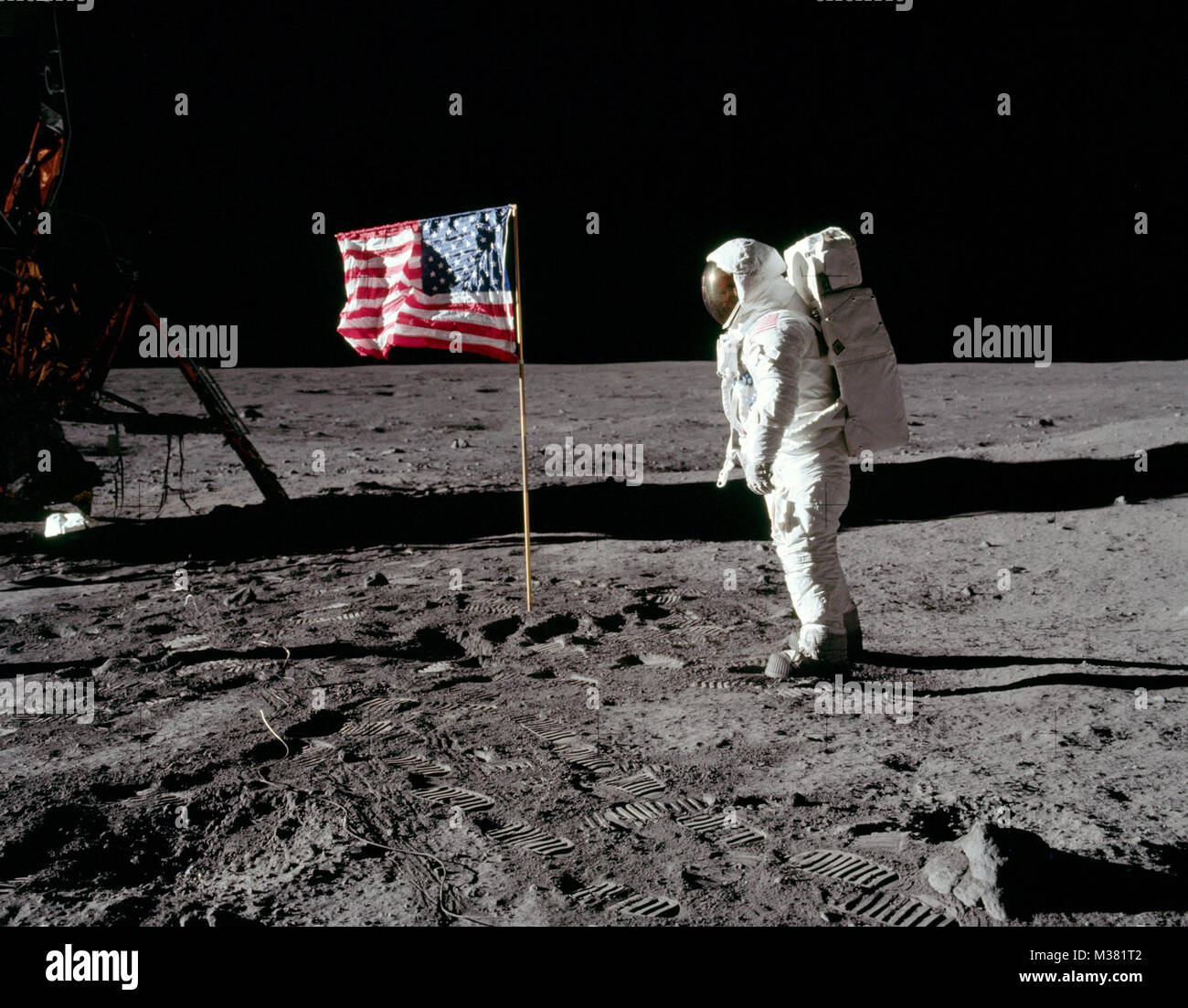 Us Air Force Astronaut, Oberstleutnant Edwin "Buzz" Aldrin, nachdem eine Flagge auf der Oberfläche des Mondes. Die NASA Apollo bemannte Mondlandung Programm in der ersten Menschen gipfelte, Neil Armstrong und Aldrin auf dem Mond. (Photo/NASA) als 11-40 -5875 durch AirmanMagazine HRedit Stockfoto