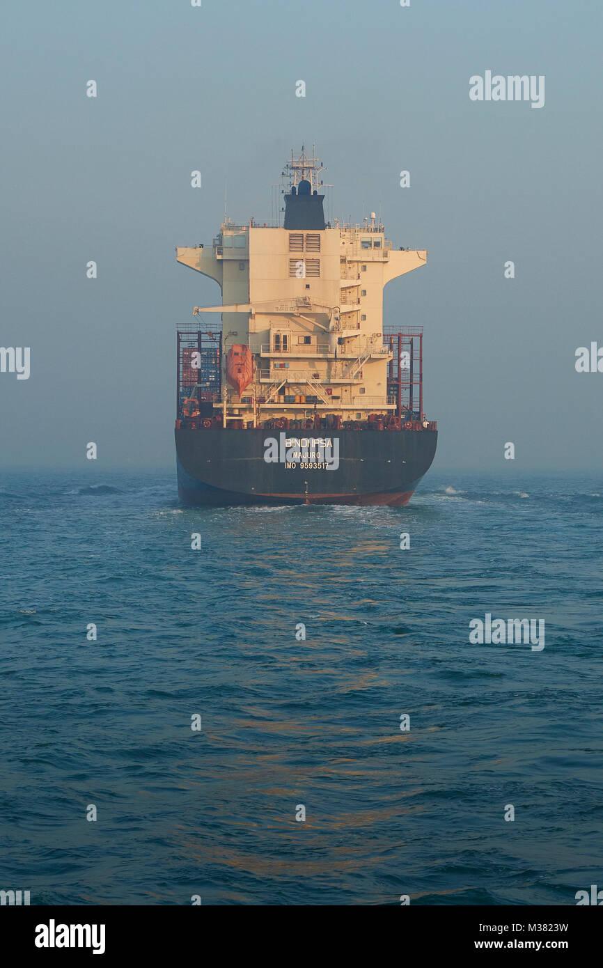 Das kleine Containerschiff BINDIIPSA verlässt den East Lamma Channel in Hongkong, China Stockfoto