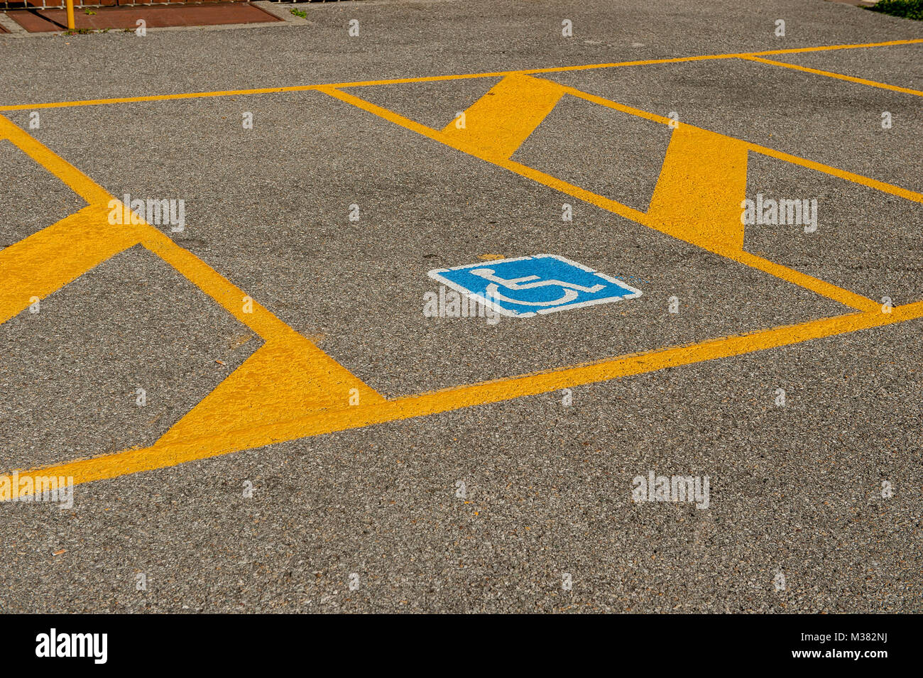 Parkplatz für Menschen mit Behinderung reserviert Stockfoto