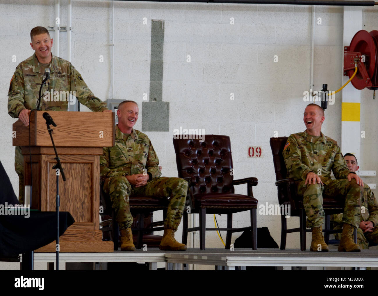 Ton NATIONAL GUARD ZENTRUM, Marietta, Ga., Sept. 28, 2017 - Major General Joe Jarrard, Adjutant General von der Georgia Verteidigungsministerium lobt Brig. Gen. Tom Carden, ehemaliger Kommandant der Ga. Army National Guard bei einem Befehl Zeremonie am Ton der National Guard, Marietta. Georgien National Guard Foto von Kapitän William Carraway/freigegeben Erinnerungen durch Georgia National Guard Stockfoto