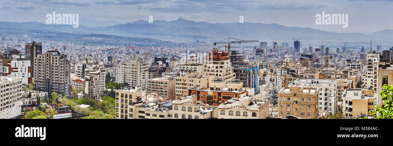 Teheran, Iran - 28. April 2017: Panorama der Stadt mit Hochhäusern und baukräne vor dem Hintergrund der Berge. Stockfoto